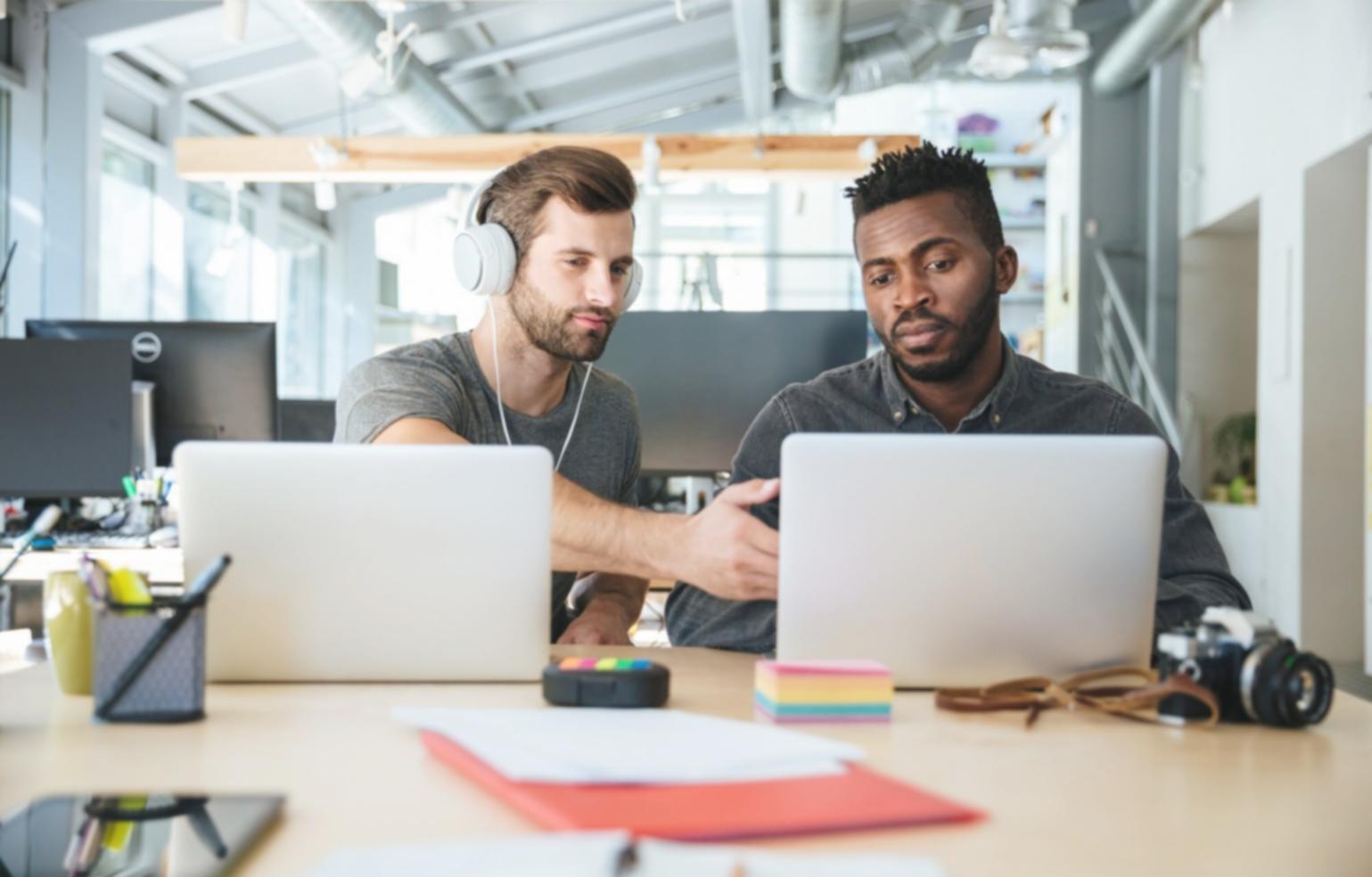 Équipe d'analystes en séance de travail collaborative
